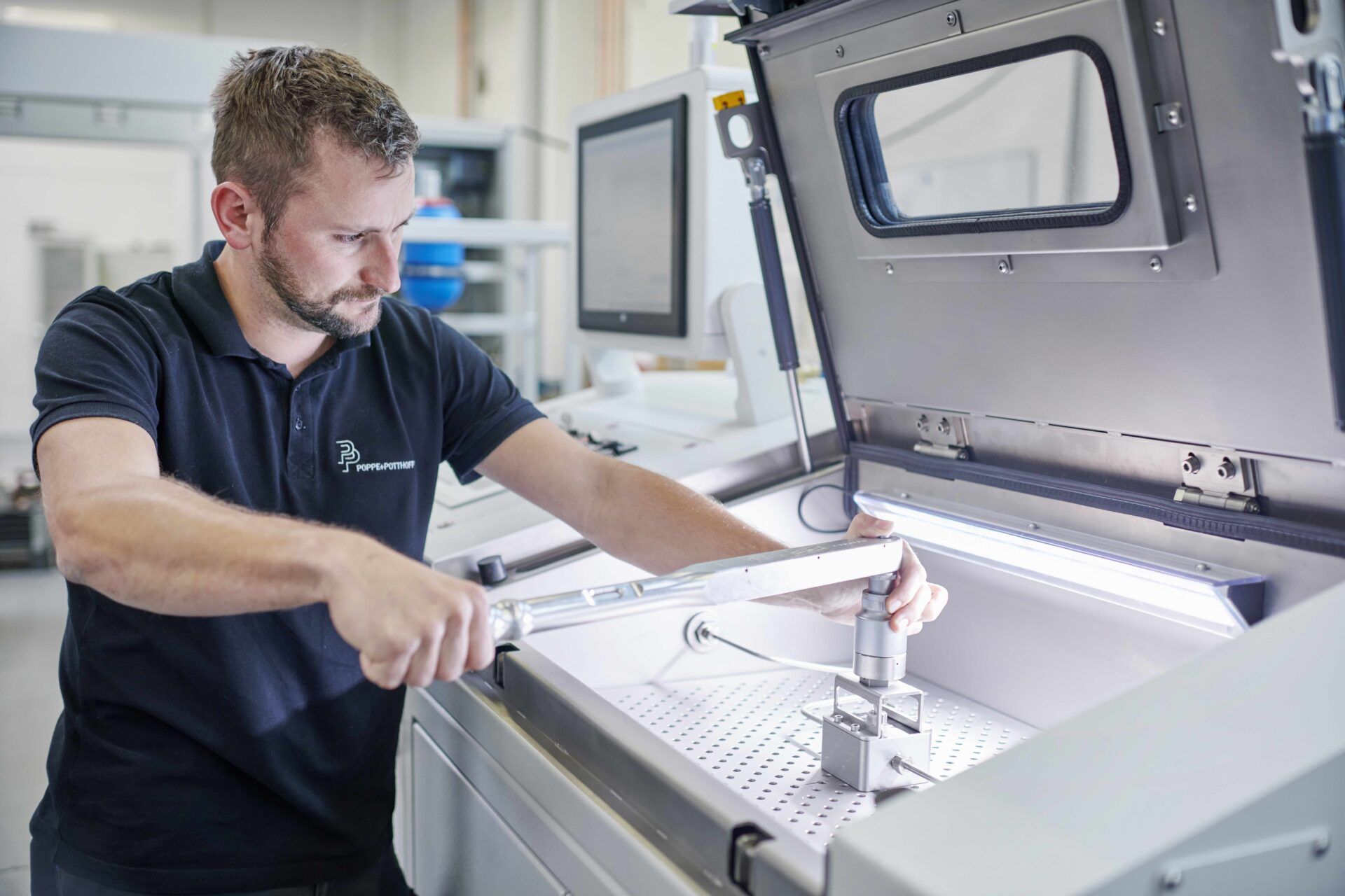 Burst test bench with open chamber and fixture