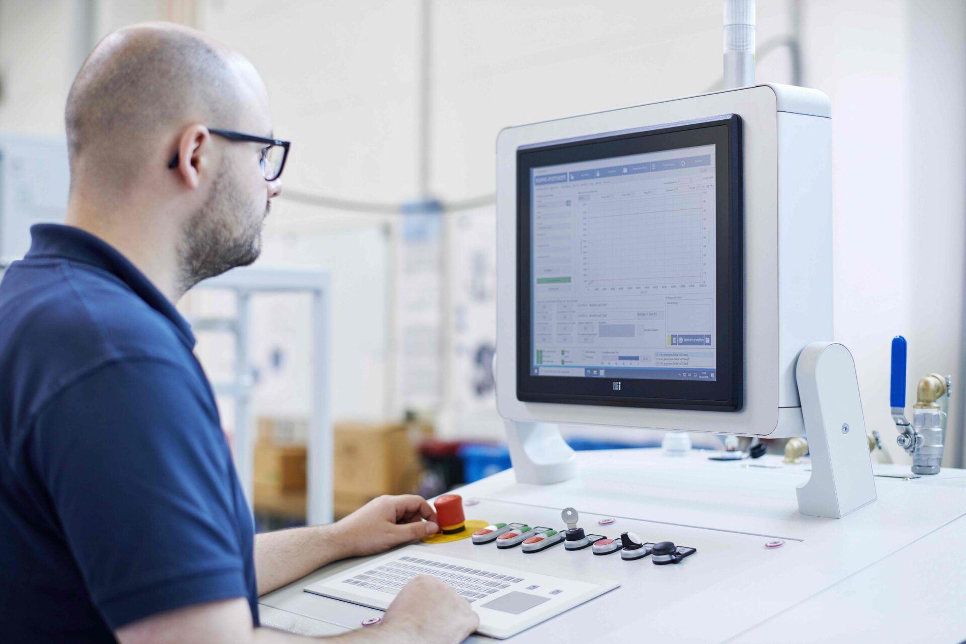 Bastian Drexhage operating a Poppe + Potthoff pressure cycle test rig